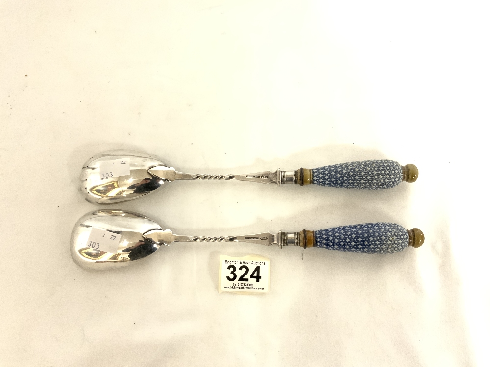 A PAIR OF MAPPIN AND WEBB SILVER PLATED SALAD SERVERS WITH ROYAL DOULTON GLAZED STONEWARE HANDLES. - Image 4 of 5