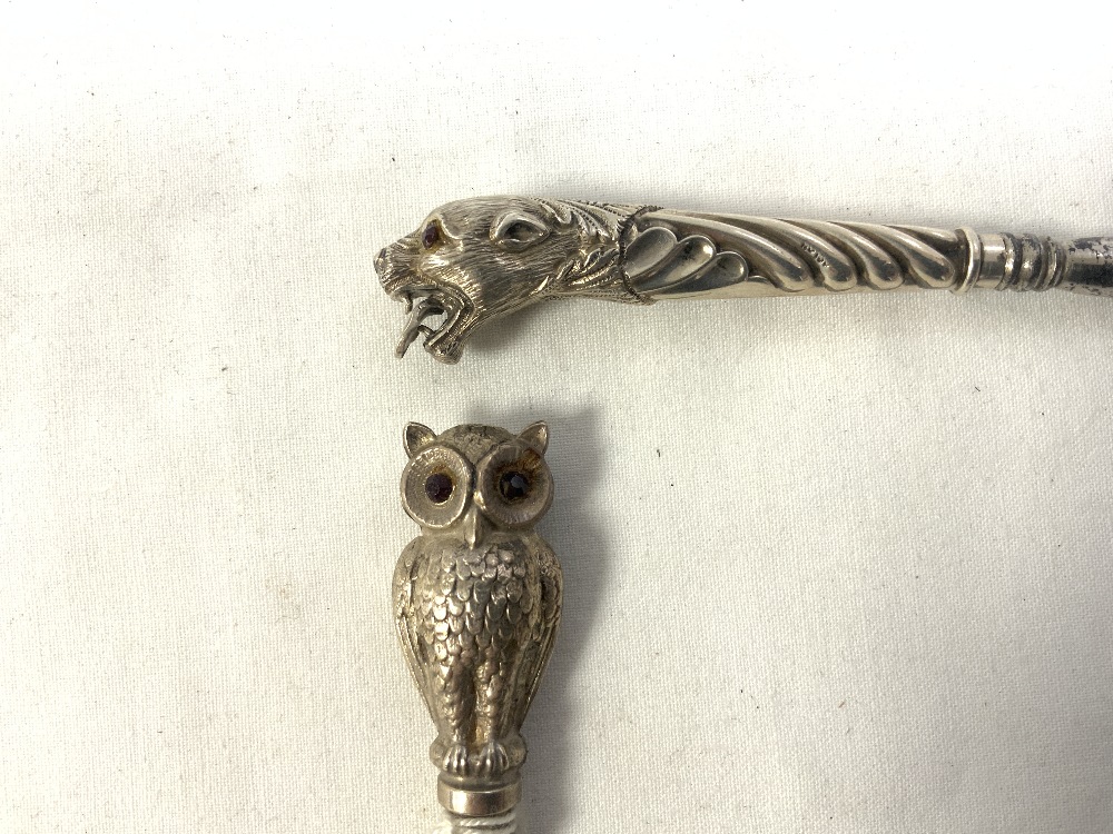 HALLMARKED SILVER OWL HANDLED BUTTON HOOK WITH GARNET EYES - BIRMINGHAM 1907 -MAKER CRISFORD AND - Image 3 of 5