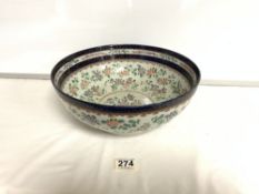 ORIENTAL PORCELAIN CIRCULAR PUNCH BOWL, DECORATED WITH FLORAL SPRIGS, IN FAMILLE ROSE ENAMELS. 31CMS