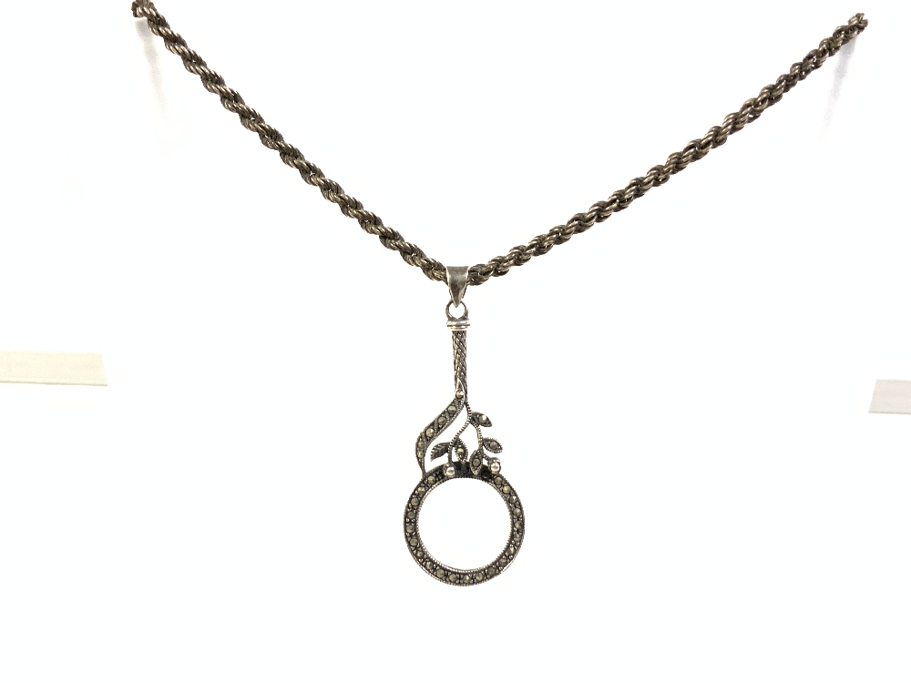 A 925 SILVER AND MARCASITE MAGNIFYING GLASS ON A 925 SILVER ROPE TWIST CHAIN - Image 2 of 4