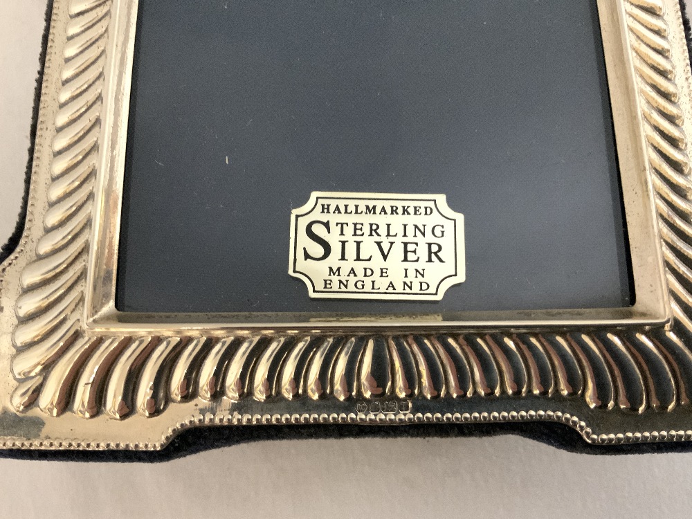 A MODERN HALLMARKED SILVER PHOTO FRAME, CARRS OF SHEFFIELD, 10X13. - Image 3 of 4