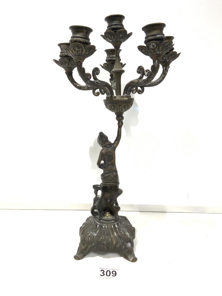 A TWENTIETH-CENTURY BRASS LADY FIGURAL SIX-BRANCH CANDELABRUM, IN THE ART NOUVEAU STYLE. 43 CMS. - Image 4 of 4