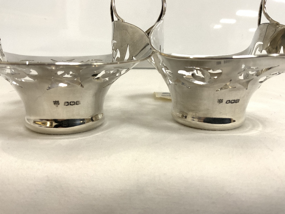 A PAIR OF HALLMARKED SILVER SHAPED OVAL PIERCED BON-BON BASKETS WITH CARRY HANDLES, SHEFFIELD - Image 4 of 5