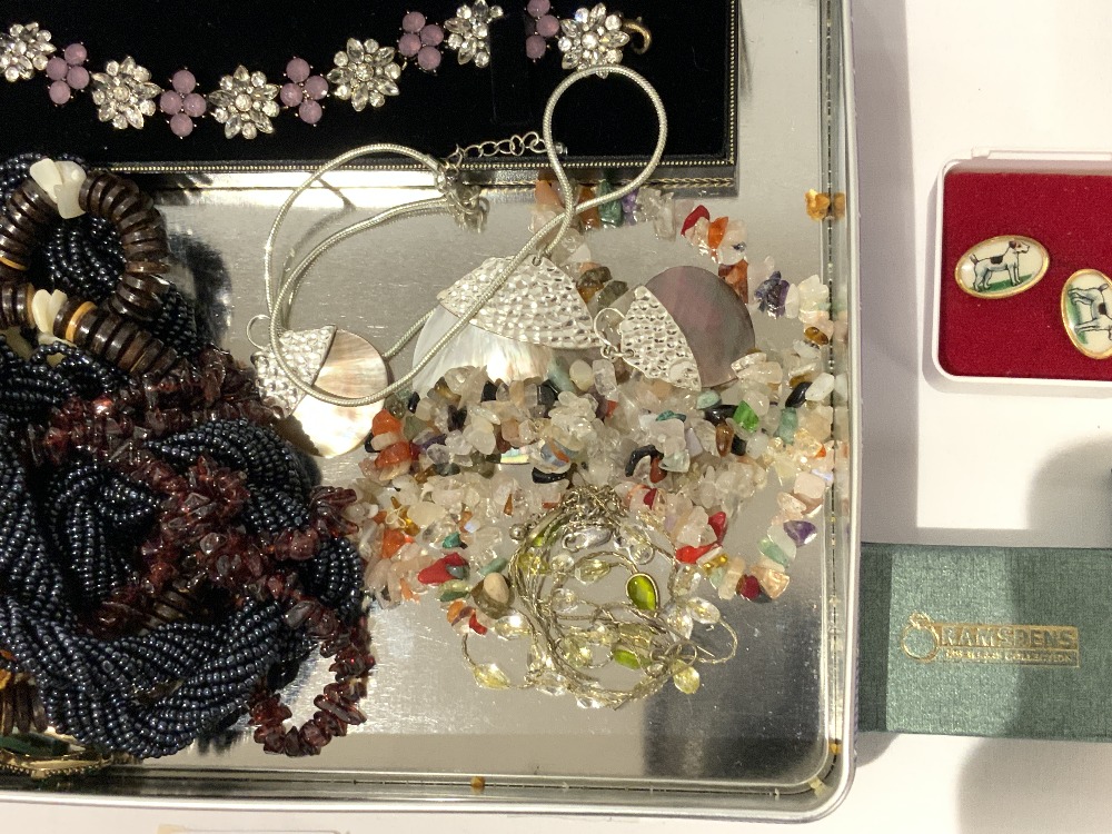 COSTUME JEWELLRY, INCLUDES NECKLACE AND EARRING SETS, HARDSTONE NECKLACES ETC. - Image 7 of 7