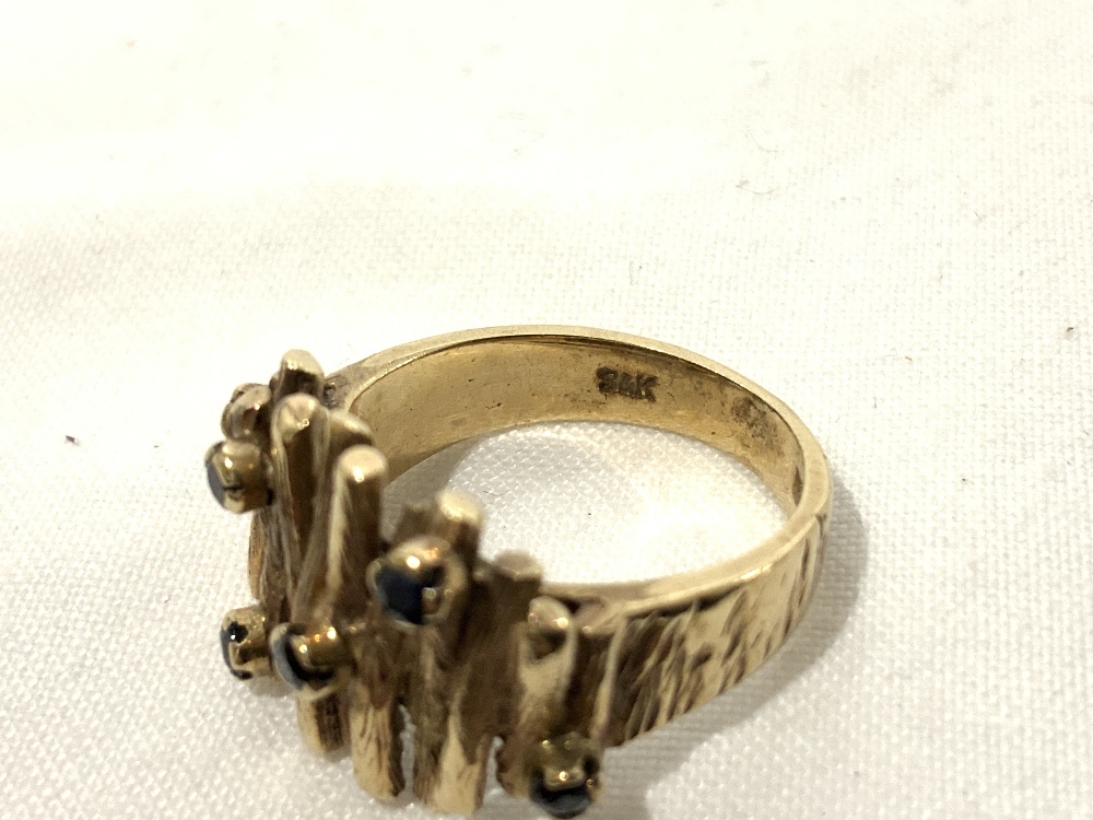 A 9CT GOLD BUCKLE RING, 2.9 GRAMS, AND A 9CT GOLD AND SAPPHIRE MODERNIST DESIGN RING, 5.1 GRAMS. - Bild 8 aus 11