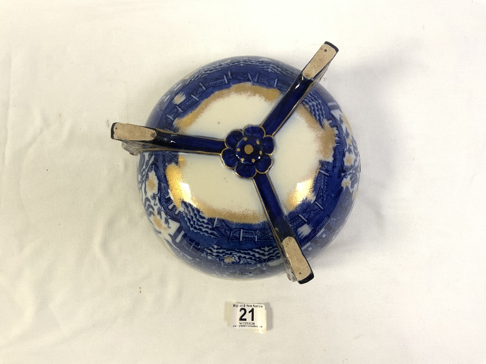 A BLUE AND WHITE GILT DECORATED WILLOW PATTERN BOWL ON THREE FEET (24.5CMS) - Image 5 of 5