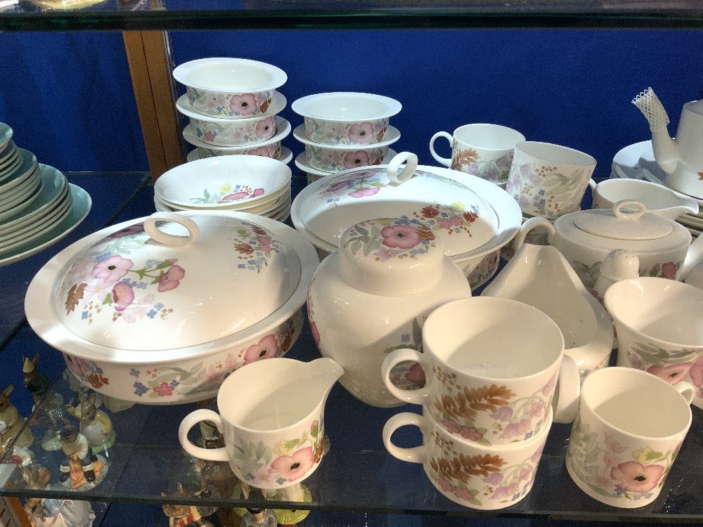 EXTENSIVE DINNER AND TEA SERVICE BY WEDWOOD (MEADOW SWEET PATTERN) AND MORE - Bild 2 aus 12