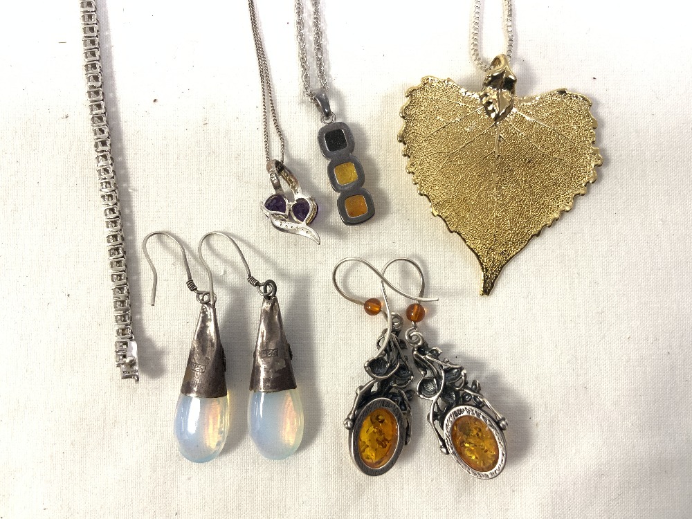 A PAIR OF 925 SILVER AND AMBER DROP EARRINGS PAIR OF MOONSTONE DROP EARRINGS, 2 X SILVER STAMPED - Image 7 of 7