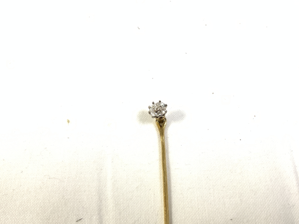 A SOLITAIRE DIAMOND STICK PIN, 0.5 CARAT APPROX, MOUNTED IN YELLOW METAL (POSSIBLY 18CT) - Image 2 of 5