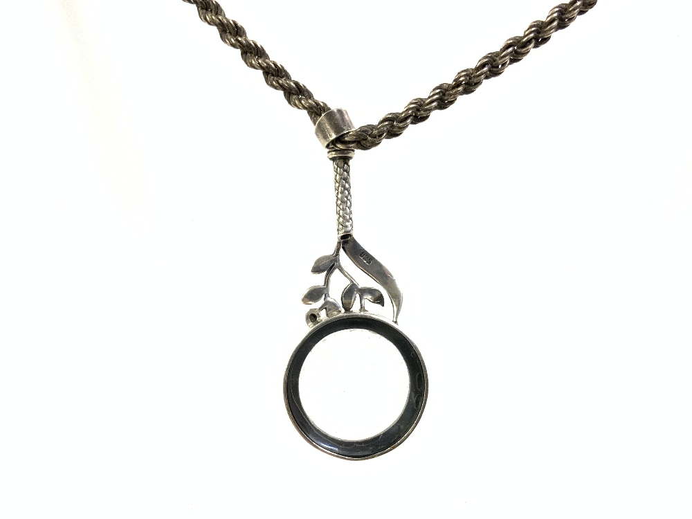 A 925 SILVER AND MARCASITE MAGNIFYING GLASS ON A 925 SILVER ROPE TWIST CHAIN - Image 3 of 4