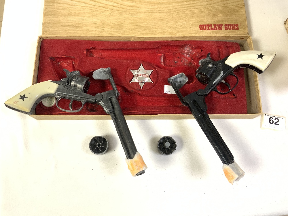 VINTAGE GAME - THREE KEYS TO TREASURE BAGATELLE GAME AND TOY CAP GUNS - OUTLAWS IN ORIGINAL BOX BY - Image 3 of 11