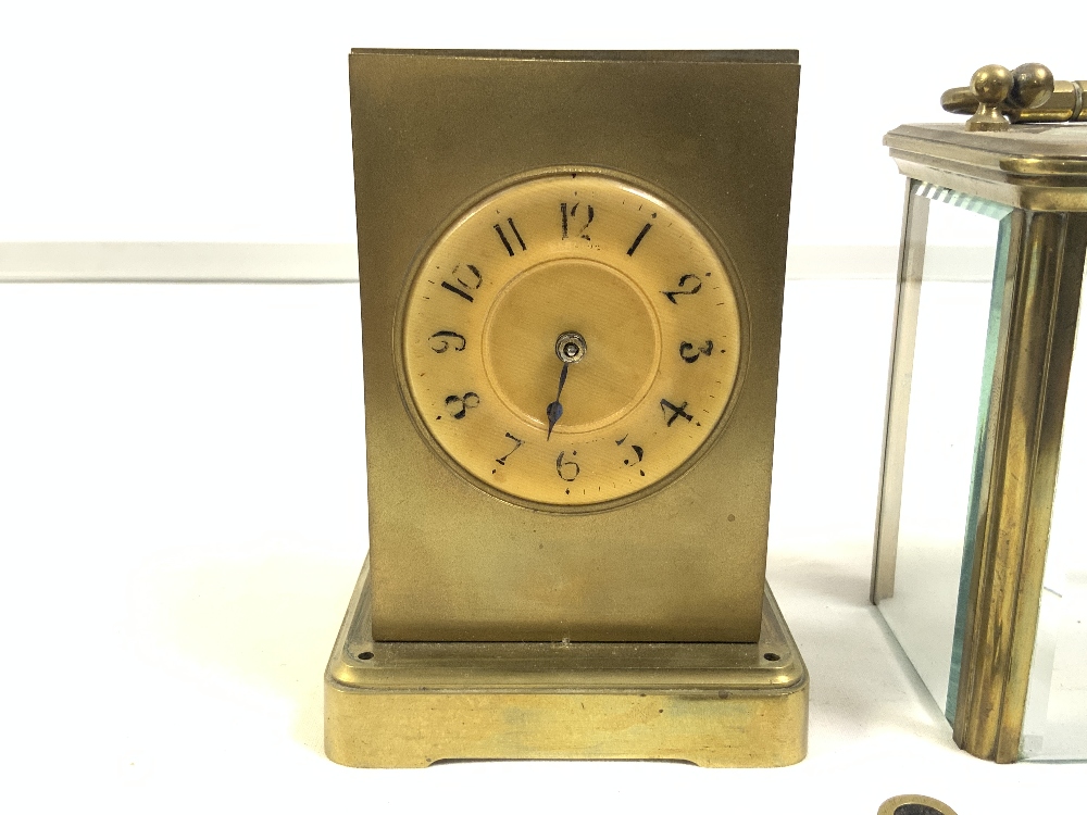 A FRENCH BRASS CARRIAGE CLOCK (A/F) WITH KEY - Image 2 of 6