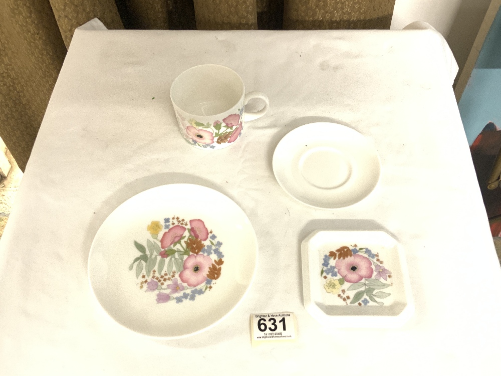 EXTENSIVE DINNER AND TEA SERVICE BY WEDWOOD (MEADOW SWEET PATTERN) AND MORE - Bild 9 aus 12