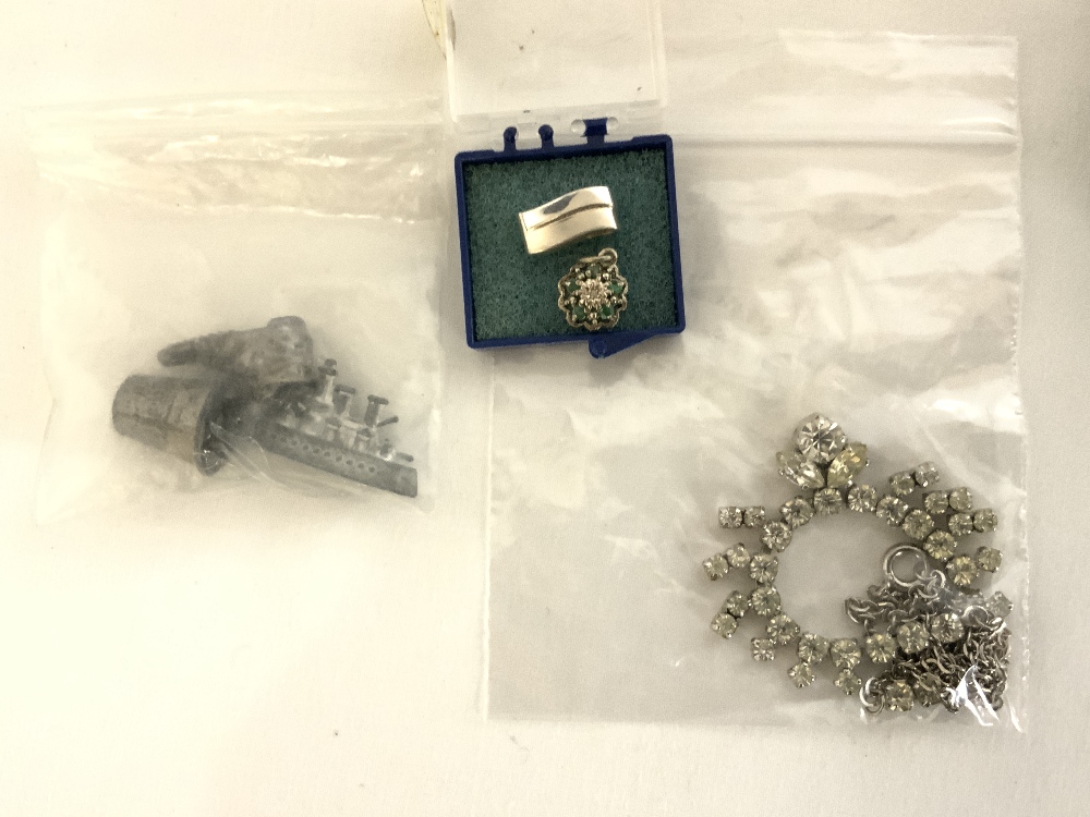 A 925 SILVER CHAIN AND PENDANT, ENAMEL BUTTERFLY BROOCH, AND A SILVER BROOCH, AND COSTUME JEWELLRY. - Bild 3 aus 9