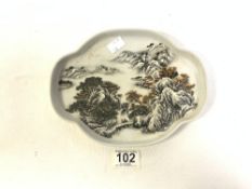 A CHINESE PORCELAIN-QUATREFOIL PAINTED LANDSCAPE DISH EN GRISSAILLE 23 X 17.5 CM