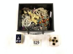 BOX OF MIXED VINTAGE COSTUME JEWELLERY INCLUDES PEARLS,BROOCHES AND MORE