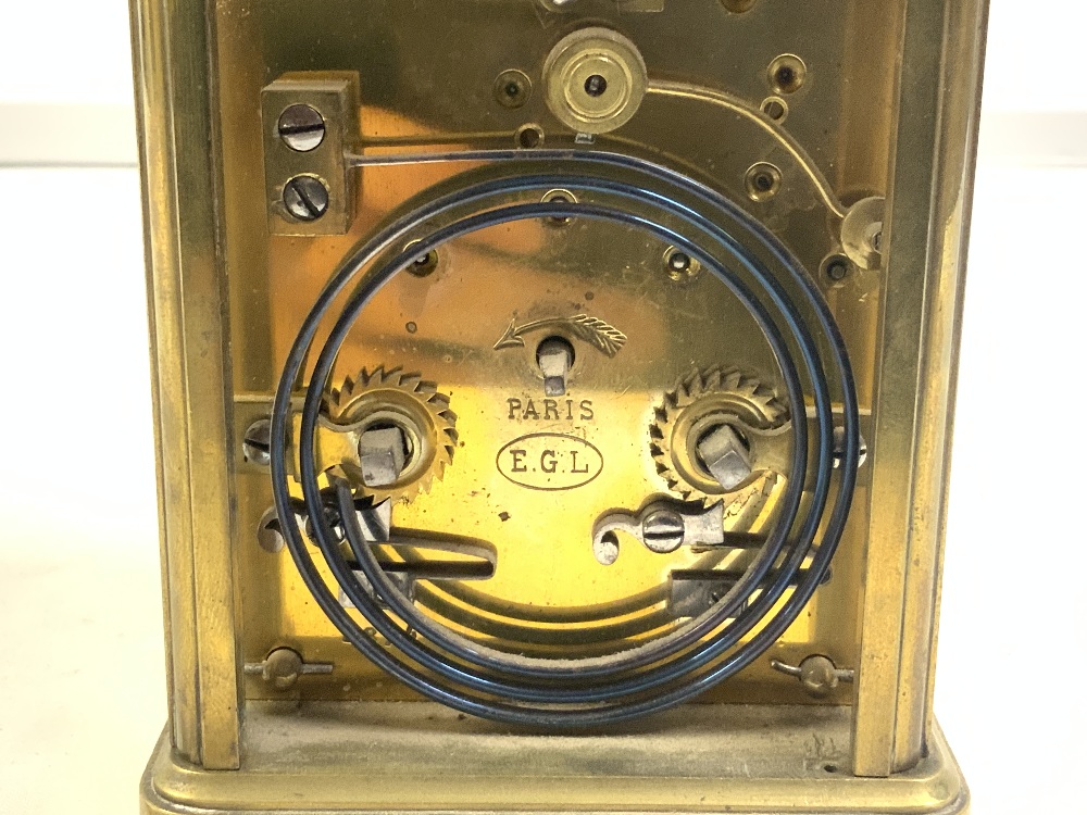A FRENCH BRASS CARRIAGE CLOCK (A/F) WITH KEY - Image 5 of 6