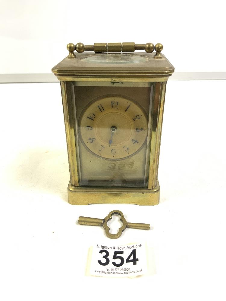 A FRENCH BRASS CARRIAGE CLOCK (A/F) WITH KEY - Image 3 of 6