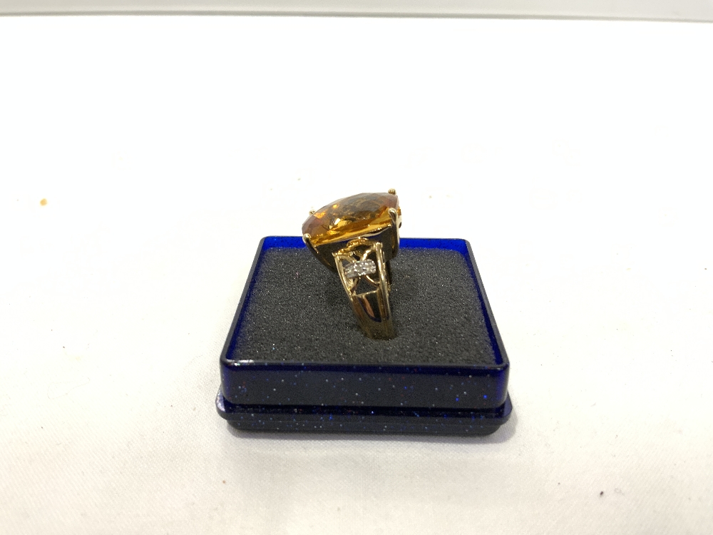 A 10K MARKED YELLOW METAL AND CITRINE AND DIAMOND SET DRESS RING. - Bild 3 aus 8