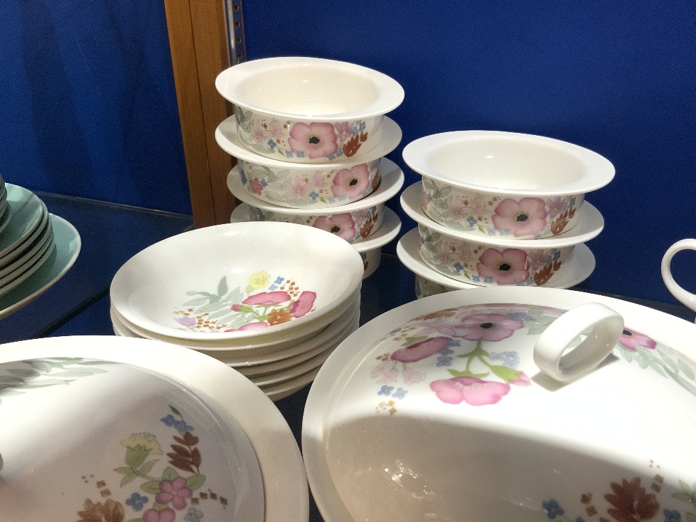 EXTENSIVE DINNER AND TEA SERVICE BY WEDWOOD (MEADOW SWEET PATTERN) AND MORE - Bild 7 aus 12