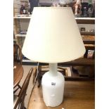 A WHITE GLASS VASE TABLE LAMP, WITH SHADE, 43 CMS.