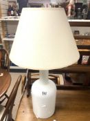 A WHITE GLASS VASE TABLE LAMP, WITH SHADE, 43 CMS.