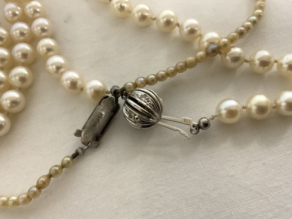 A CULTURED PEARL NECKLACE WITH A 585 WHITE GOLD CLASP, ANOTHER WITH SILVER AND MARCASITE CLASP, A - Bild 6 aus 7