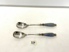 A PAIR OF MAPPIN AND WEBB SILVER PLATED SALAD SERVERS WITH ROYAL DOULTON GLAZED STONEWARE HANDLES.
