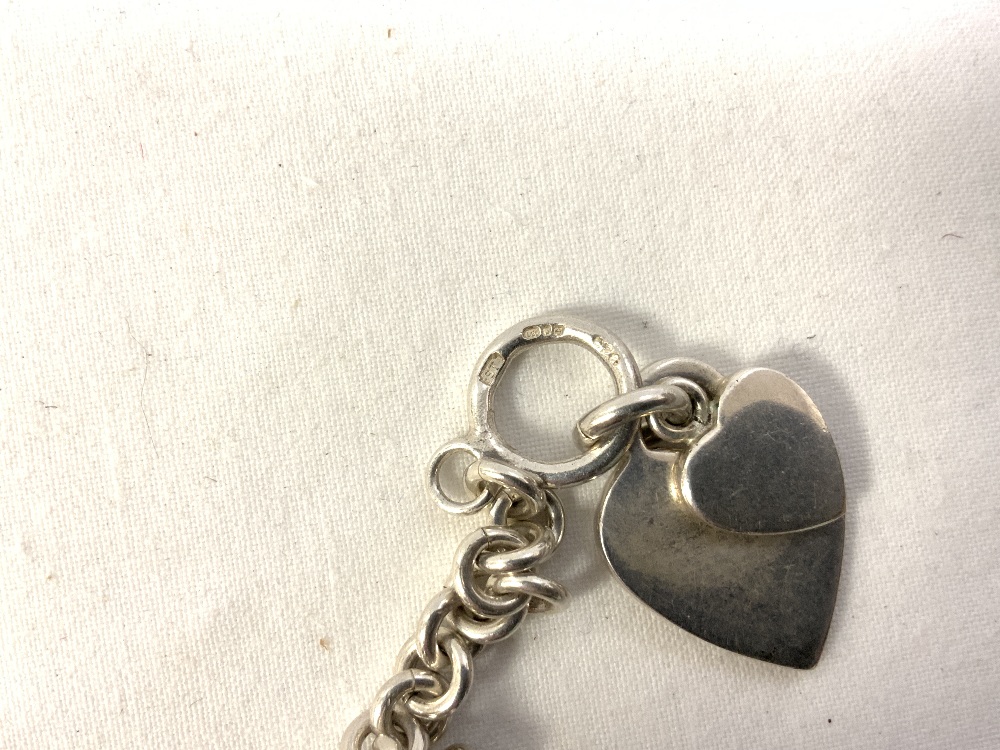 HALLMARKED SILVER CHAIN LINK NECKLACE WITH 2 HEART-SHAPED FOBS 47 GRAMS - Image 3 of 4