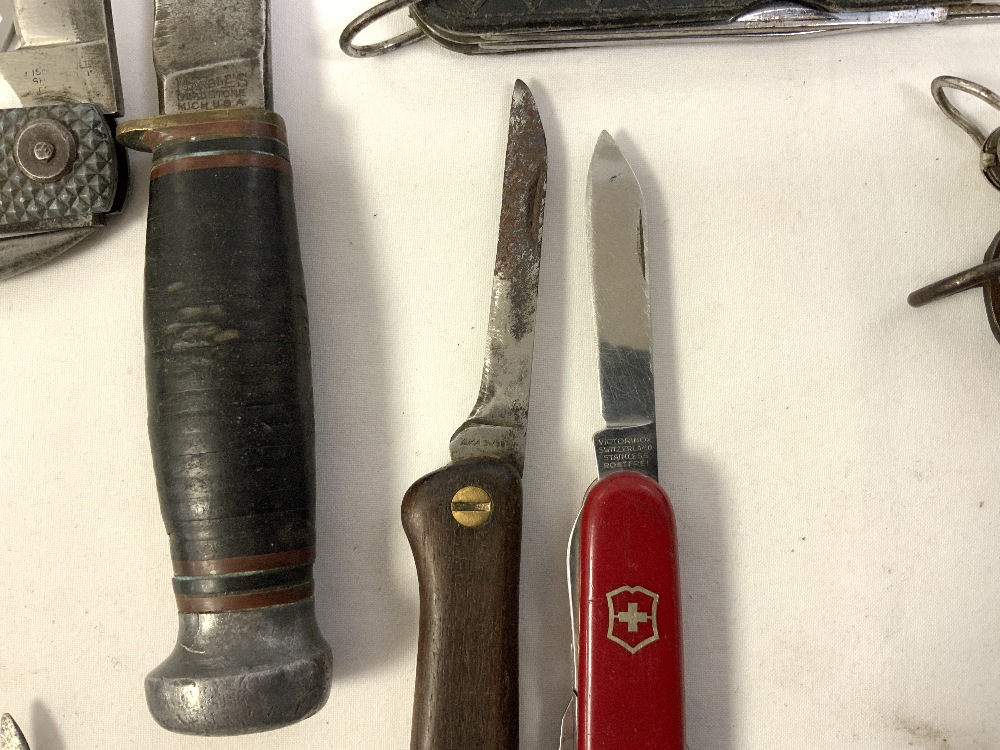 A QUANTITY OF KNIVES AND DAGGERS - INCLUDES VICTORKNOX, MARBLES GLADSTONE, AND A RICHARDS WELSH LADY - Image 11 of 14