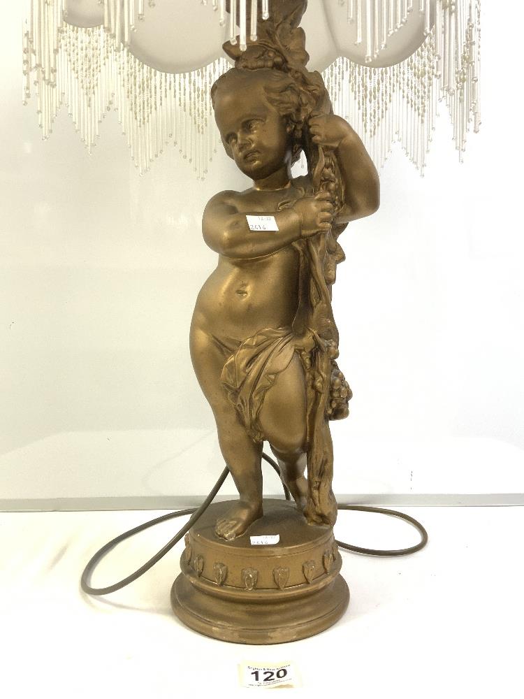 GOLD-PAINTED PLASTER CHERUB FIGURE TABLE LAMP WITH A BEADED SHADE 64 CM - Image 2 of 4