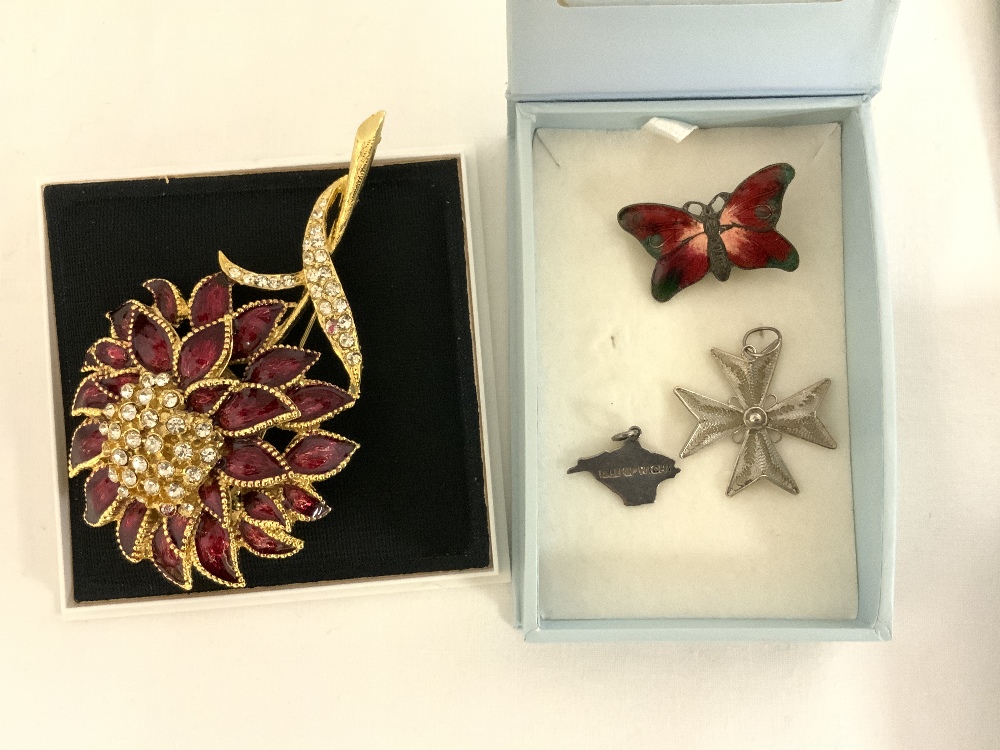 A 925 SILVER CHAIN AND PENDANT, ENAMEL BUTTERFLY BROOCH, AND A SILVER BROOCH, AND COSTUME JEWELLRY. - Image 2 of 9