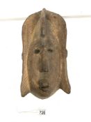 AN ANTIQUE CARVED WOODEN WALL MASK, 42CM BY 22CM