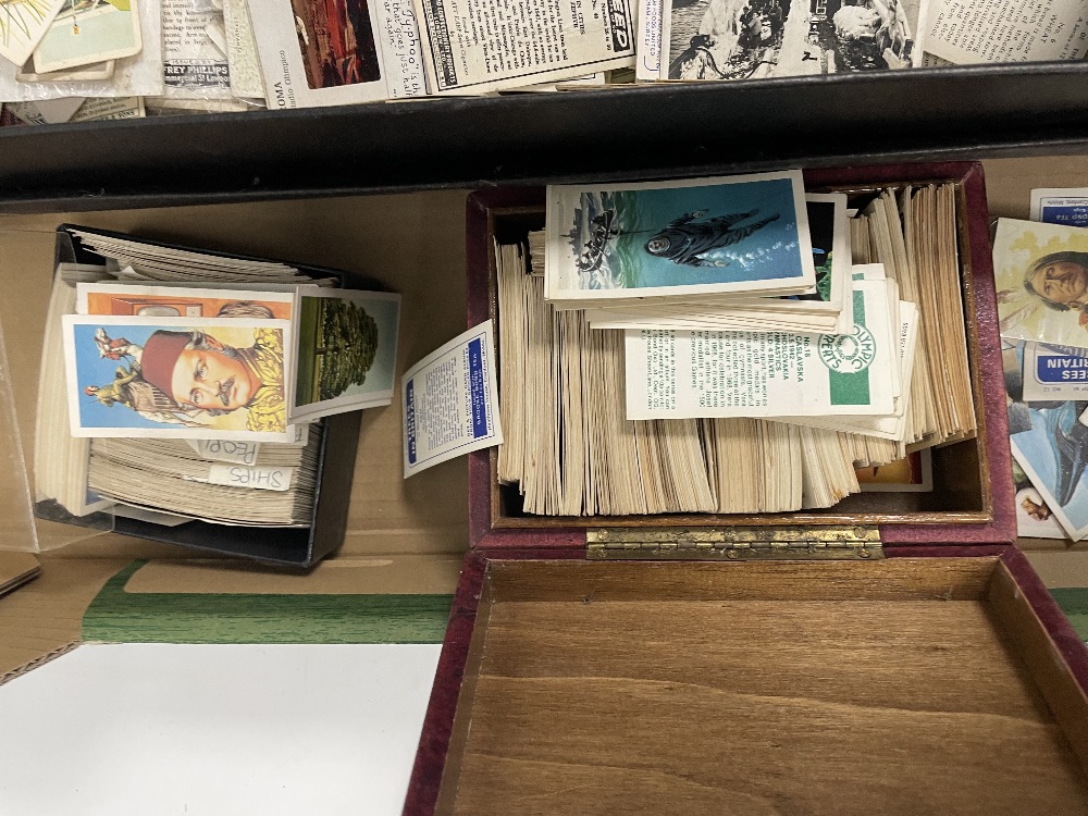 MIXED BOX OF LOOSE CIGARETTE CARDS/TEA CARDS AND MORE - Image 15 of 16