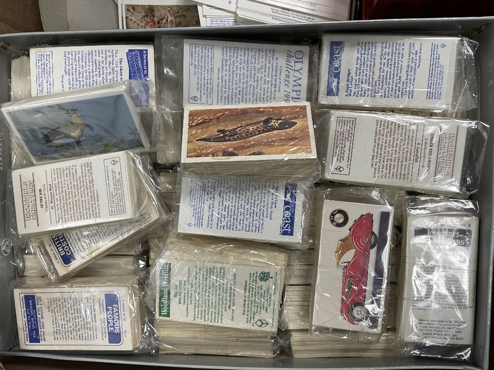 MIXED BOX OF LOOSE CIGARETTE CARDS - Image 10 of 12