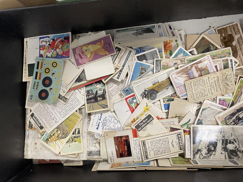 MIXED BOX OF LOOSE CIGARETTE CARDS/TEA CARDS AND MORE - Image 16 of 16