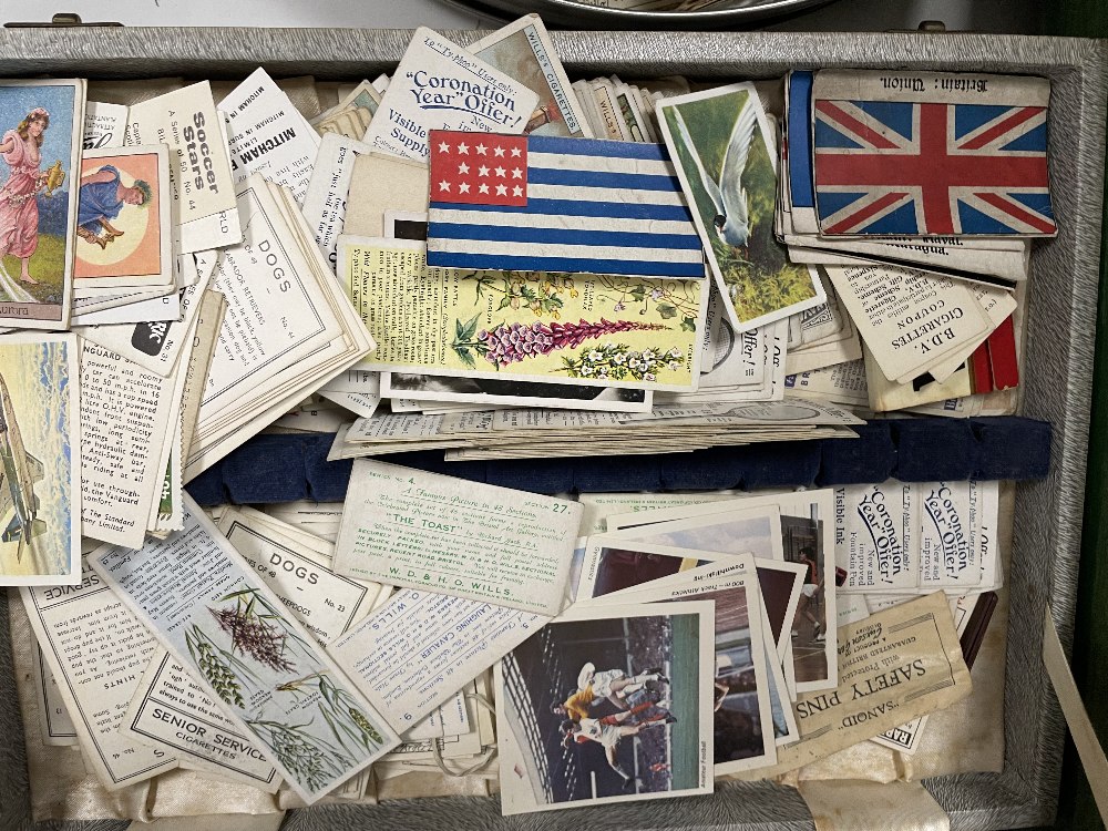 MIXED BOX OF LOOSE CIGARETTE CARDS/TEA CARDS AND MORE - Image 3 of 16