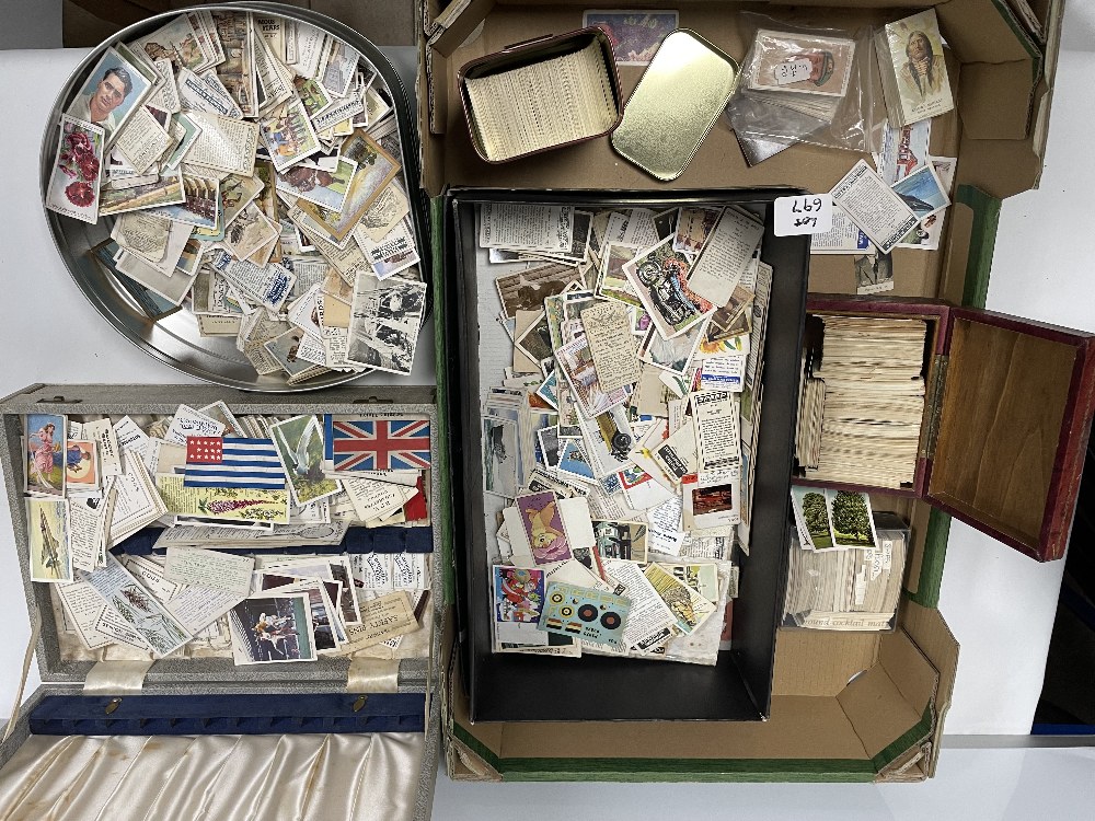 MIXED BOX OF LOOSE CIGARETTE CARDS/TEA CARDS AND MORE