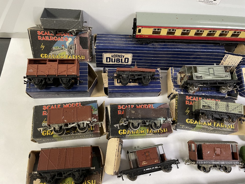 LARGE QUANTITY OF CARRIAGES AND WAGONS 00 GAUGE HORNBY DUBLO (BOXED) AND GRAHAM FARISH (BOXED) AND - Image 5 of 5
