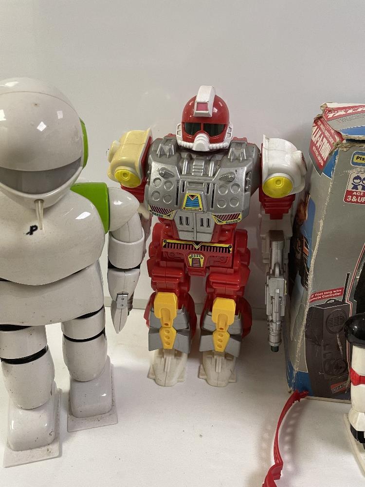 QUANTITY OF VINTAGE ROBOTS INCLUDES ONE BOXED, MADE IN CHINA AND HONG KONG - Image 3 of 7