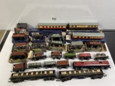 LARGE QUANTITY OF CARRIAGES AND WAGONS 00 GAUGE HORNBY DUBLO (BOXED) AND GRAHAM FARISH (BOXED) AND