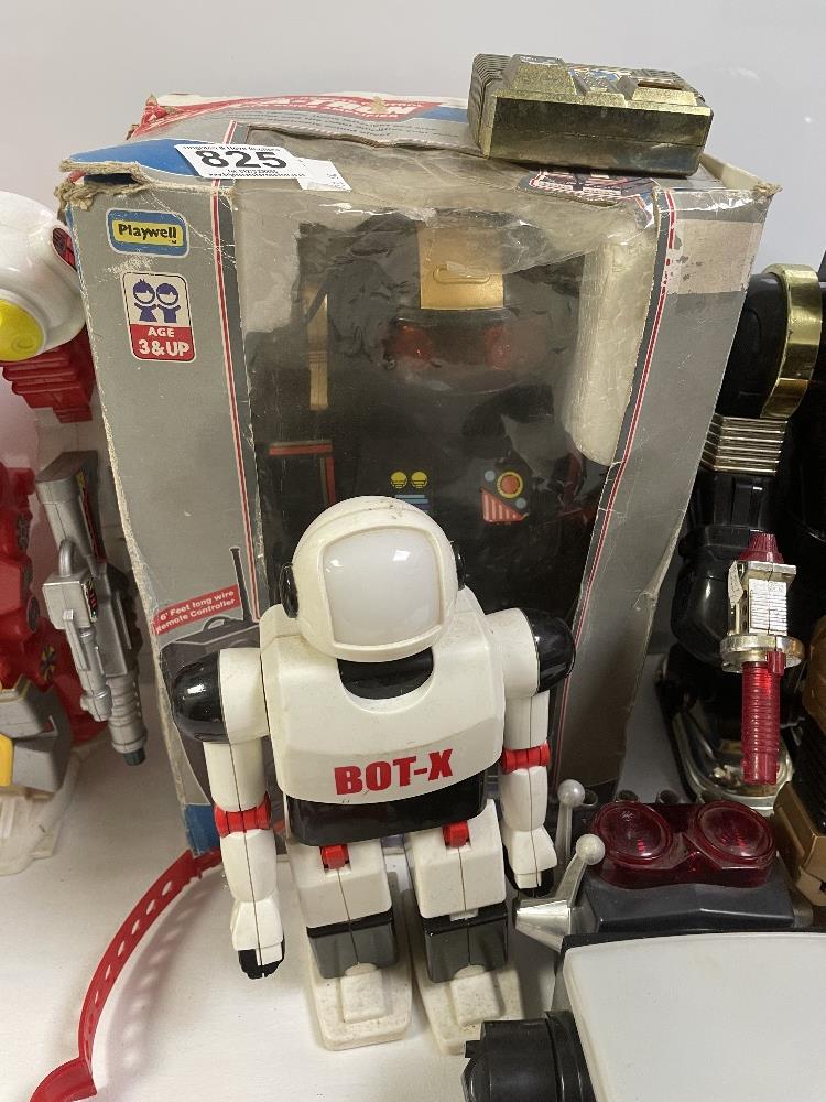 QUANTITY OF VINTAGE ROBOTS INCLUDES ONE BOXED, MADE IN CHINA AND HONG KONG - Image 4 of 7