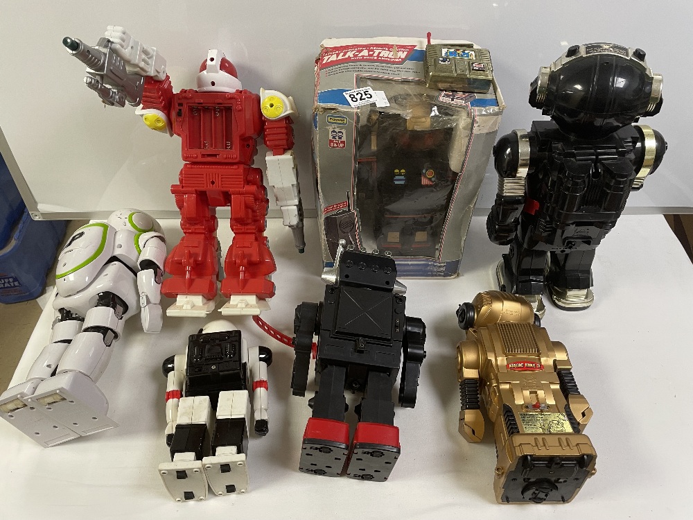 QUANTITY OF VINTAGE ROBOTS INCLUDES ONE BOXED, MADE IN CHINA AND HONG KONG - Image 7 of 7