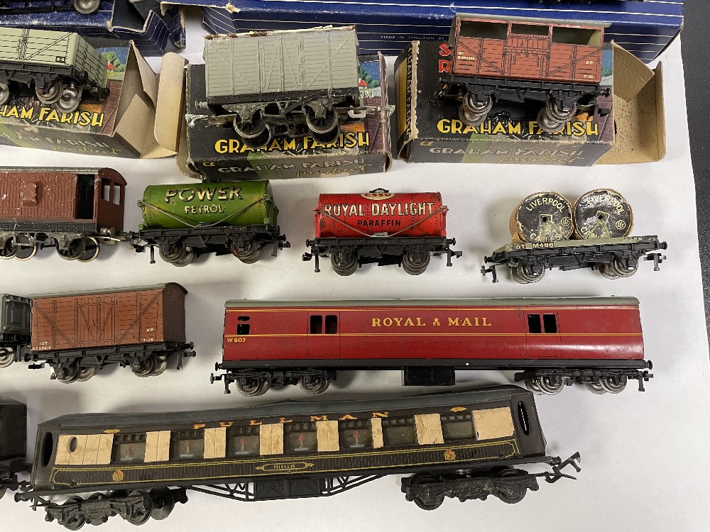 LARGE QUANTITY OF CARRIAGES AND WAGONS 00 GAUGE HORNBY DUBLO (BOXED) AND GRAHAM FARISH (BOXED) AND - Image 3 of 5