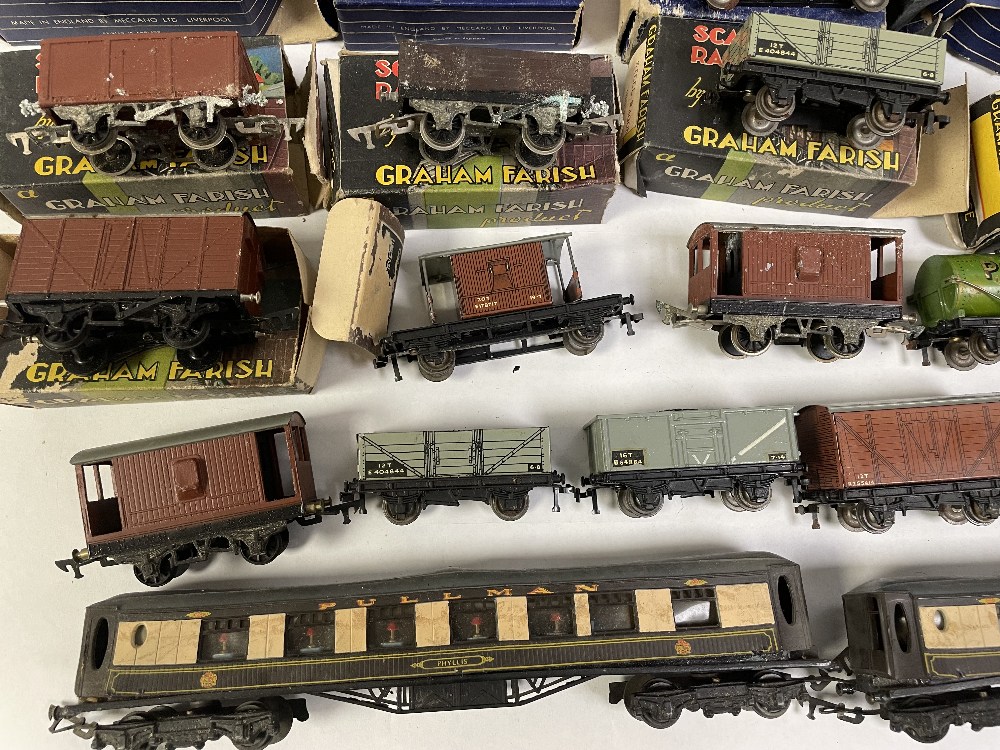 LARGE QUANTITY OF CARRIAGES AND WAGONS 00 GAUGE HORNBY DUBLO (BOXED) AND GRAHAM FARISH (BOXED) AND - Image 2 of 5