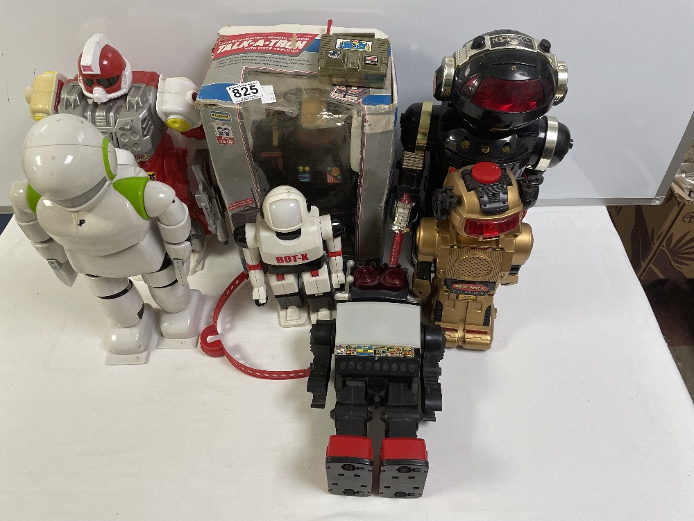 QUANTITY OF VINTAGE ROBOTS INCLUDES ONE BOXED, MADE IN CHINA AND HONG KONG