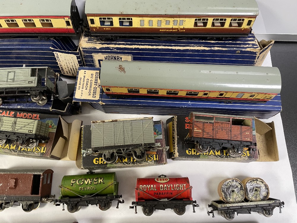 LARGE QUANTITY OF CARRIAGES AND WAGONS 00 GAUGE HORNBY DUBLO (BOXED) AND GRAHAM FARISH (BOXED) AND - Image 4 of 5