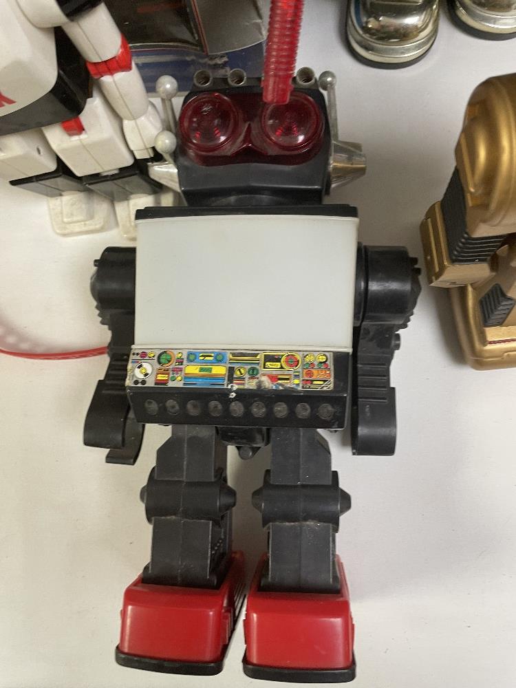 QUANTITY OF VINTAGE ROBOTS INCLUDES ONE BOXED, MADE IN CHINA AND HONG KONG - Image 6 of 7