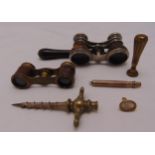 A quantity of collectables to include a retractable gilded metal pen, a Regency gold seal, a desk