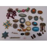 A quantity of vintage and antique costume jewellery to include a bracelet and brooches